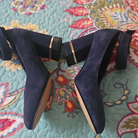 EUC Tommy Hilfiger Block Heels - Picture 2 of 8